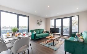 Elliot Oliver - Stunning Three Bedroom Penthouse With Large Terrace & Parking